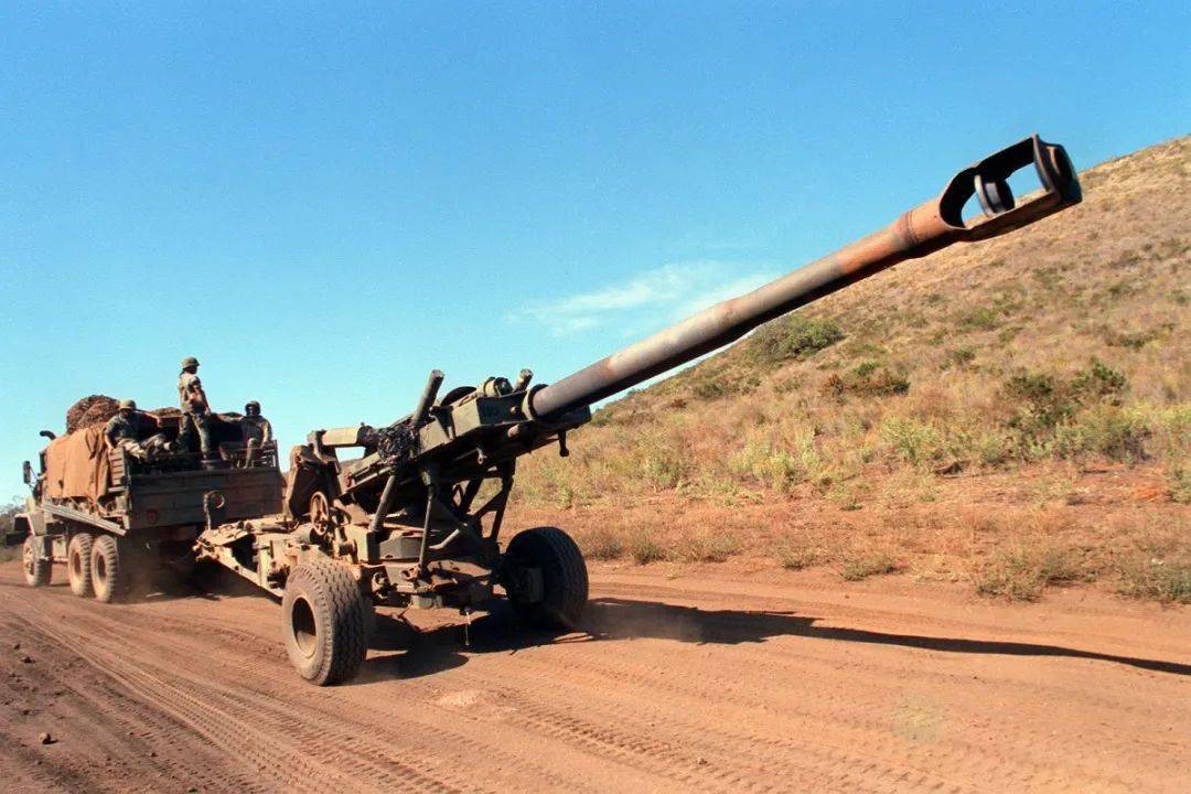 美国122毫米榴弹炮图片