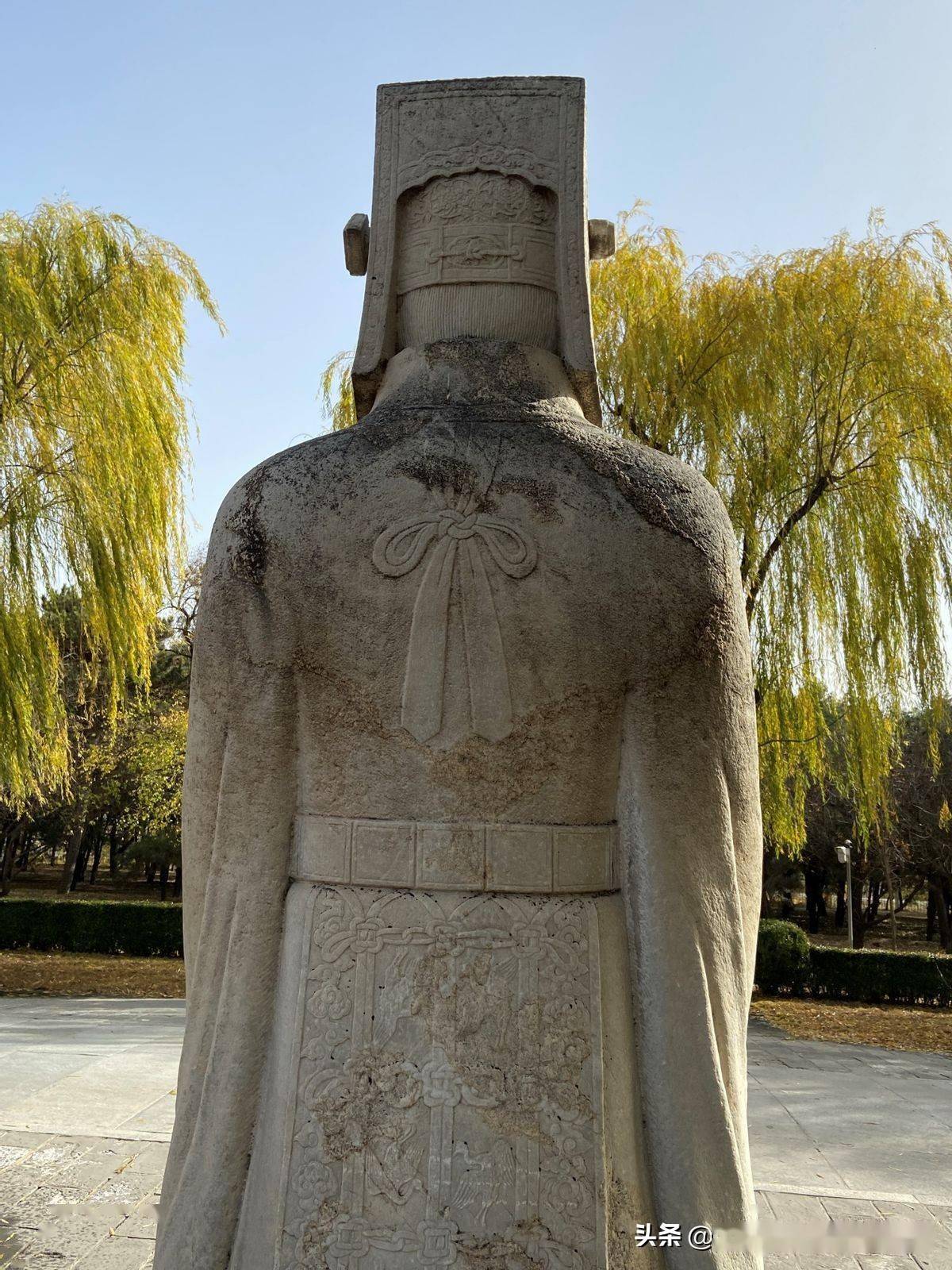 十三陵神道:从装束上看,他们是大明勋臣
