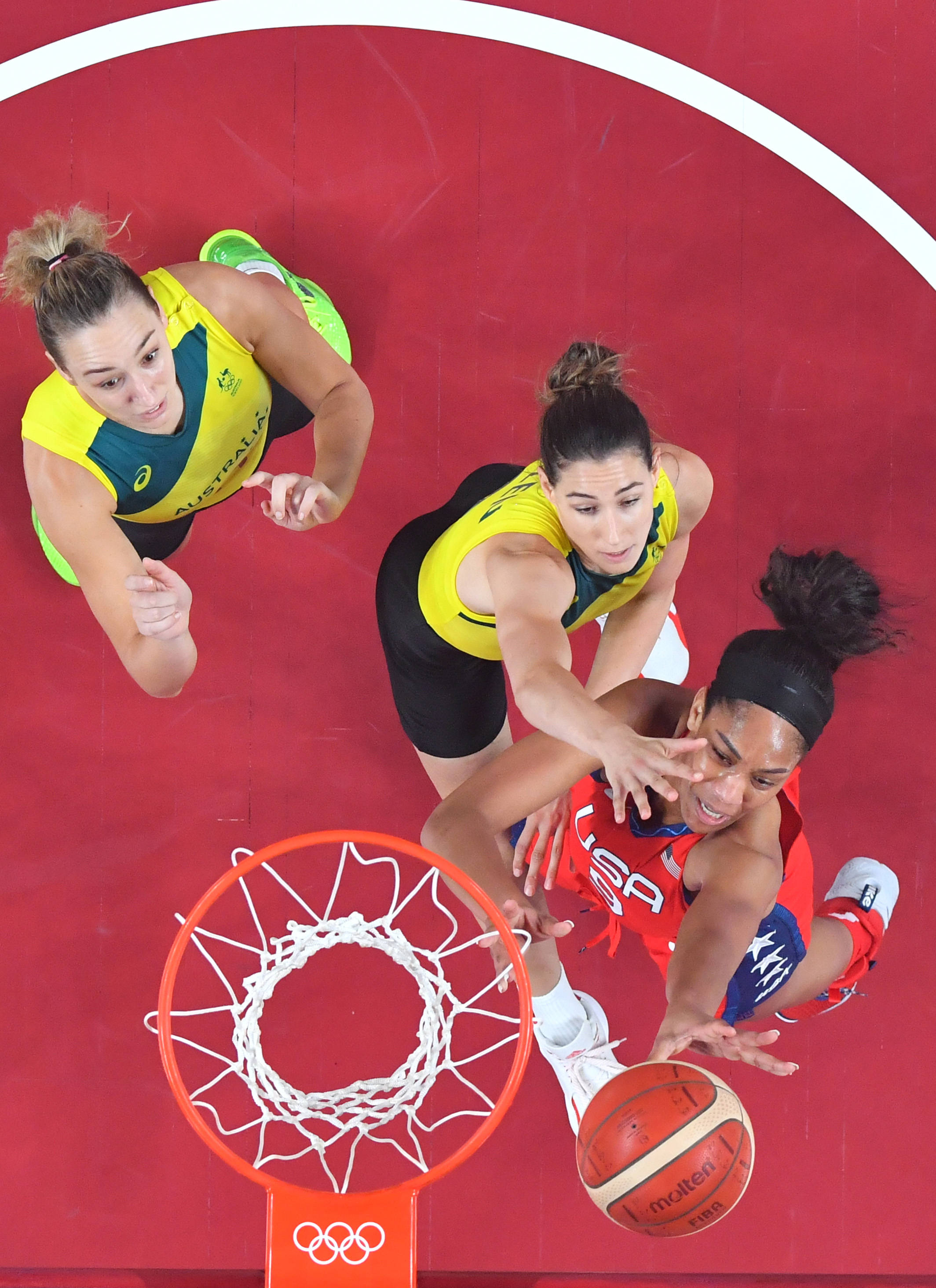 新华社照片,埼玉(日本),2021年8月4日8月4日,美国队球员威尔逊(右)在