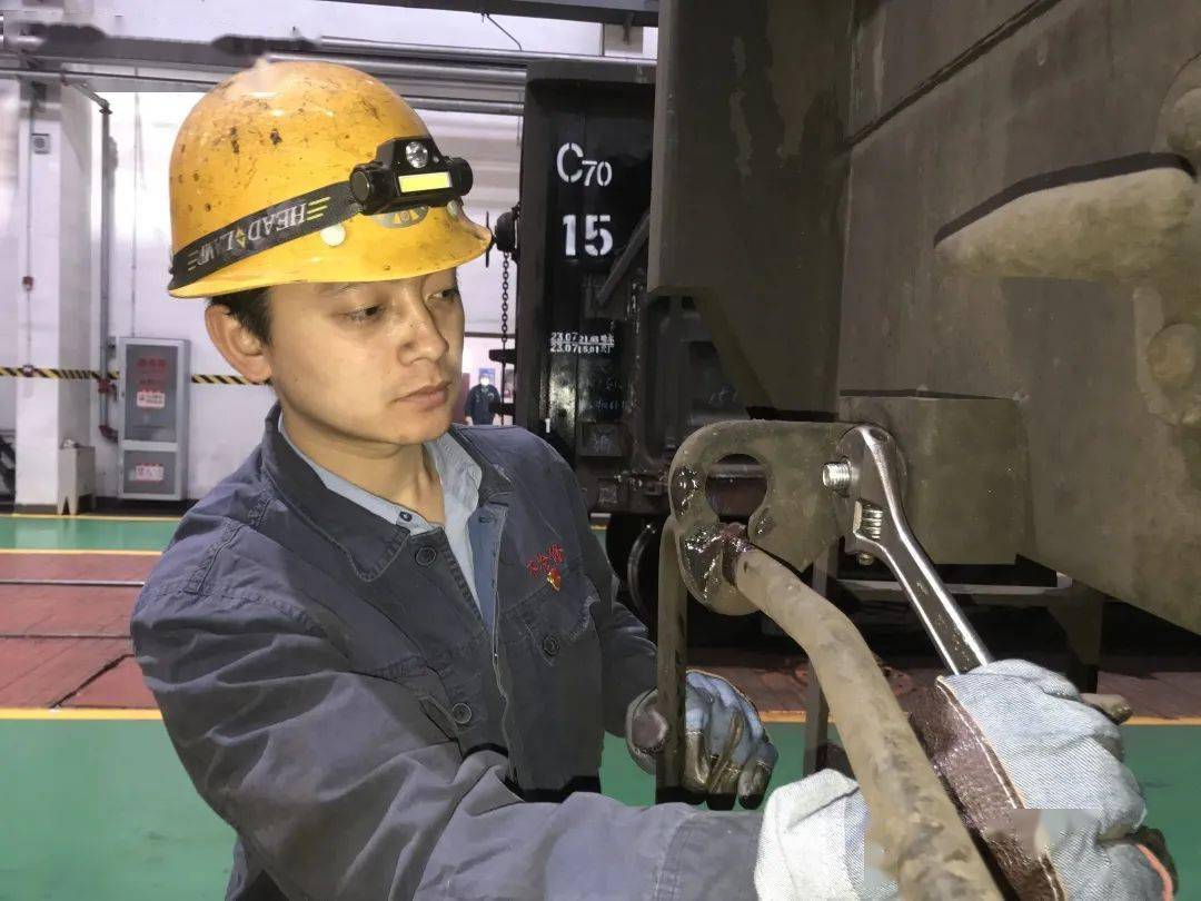 榜样的力量劳模事迹展播齐检修车间田振