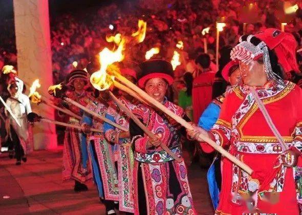 彝族燃烧的七月——火把节