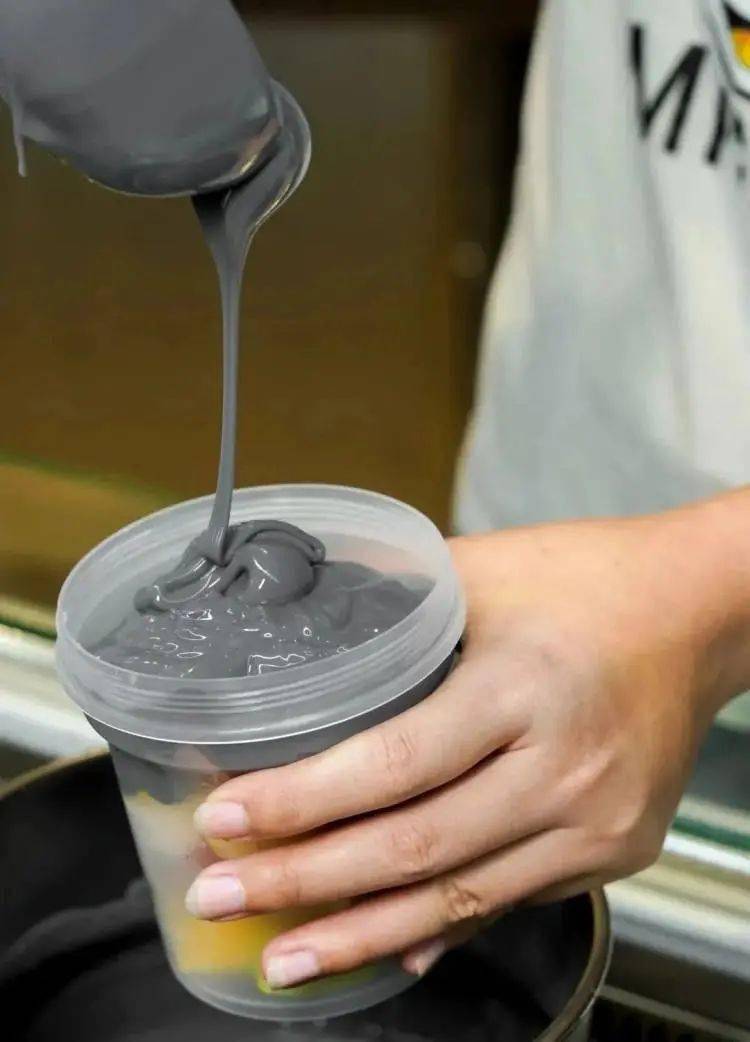 罗曼林99元抢曝光了万达这家店竟然在酸奶里加水泥