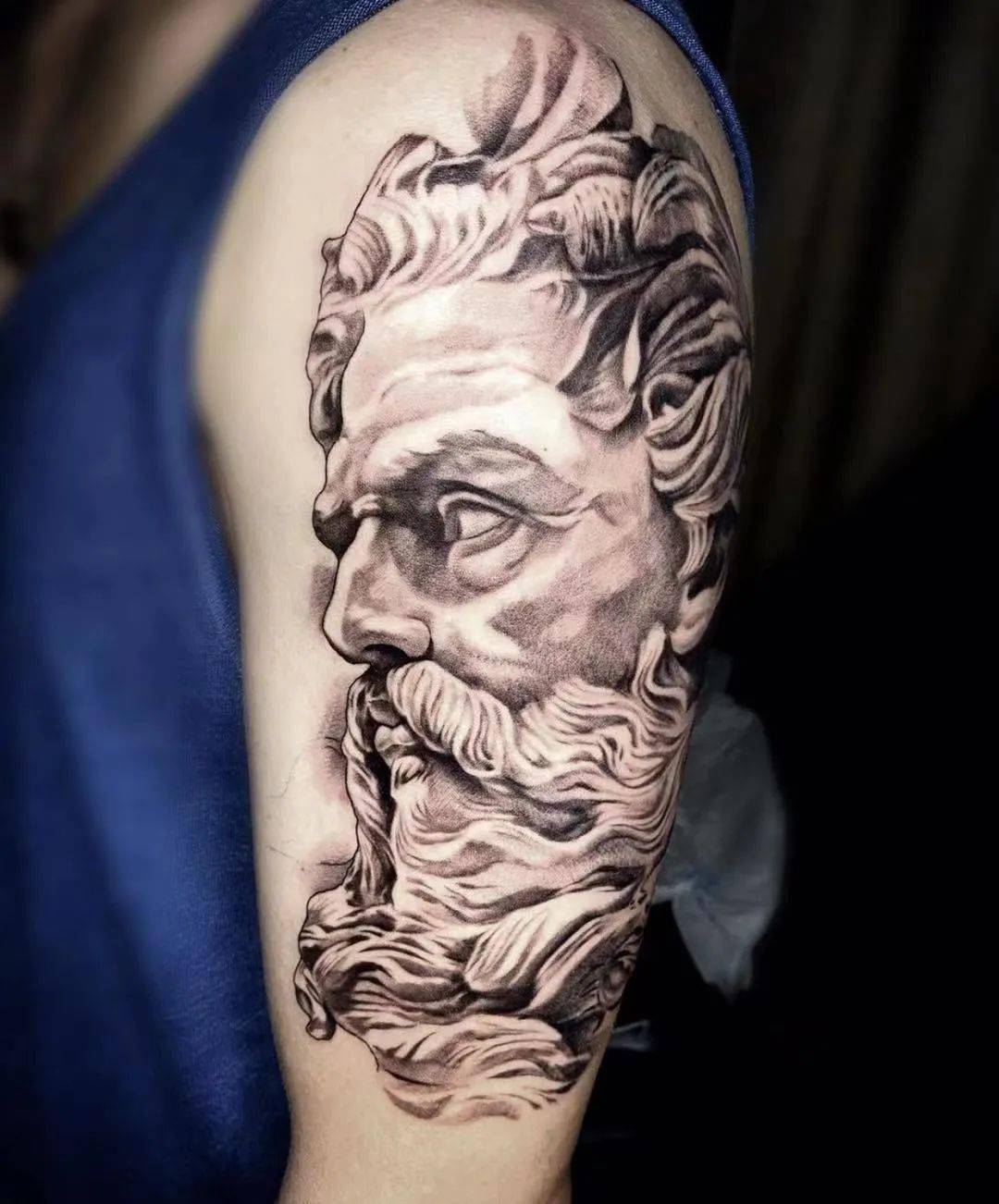 把艺术品的雕塑纹在身上