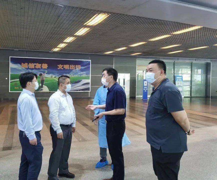 8月4日上午,徐汇区区长钟晓咏带队检查上海南站疫情防控工作,实地察看