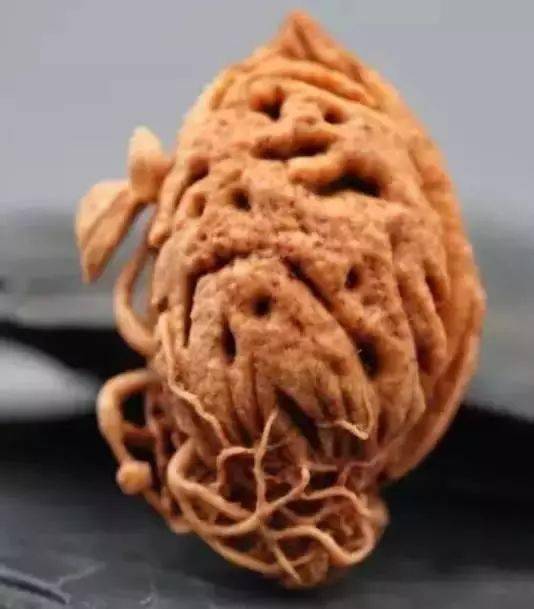 欣赏一下这巧夺天工的桃核雕刻