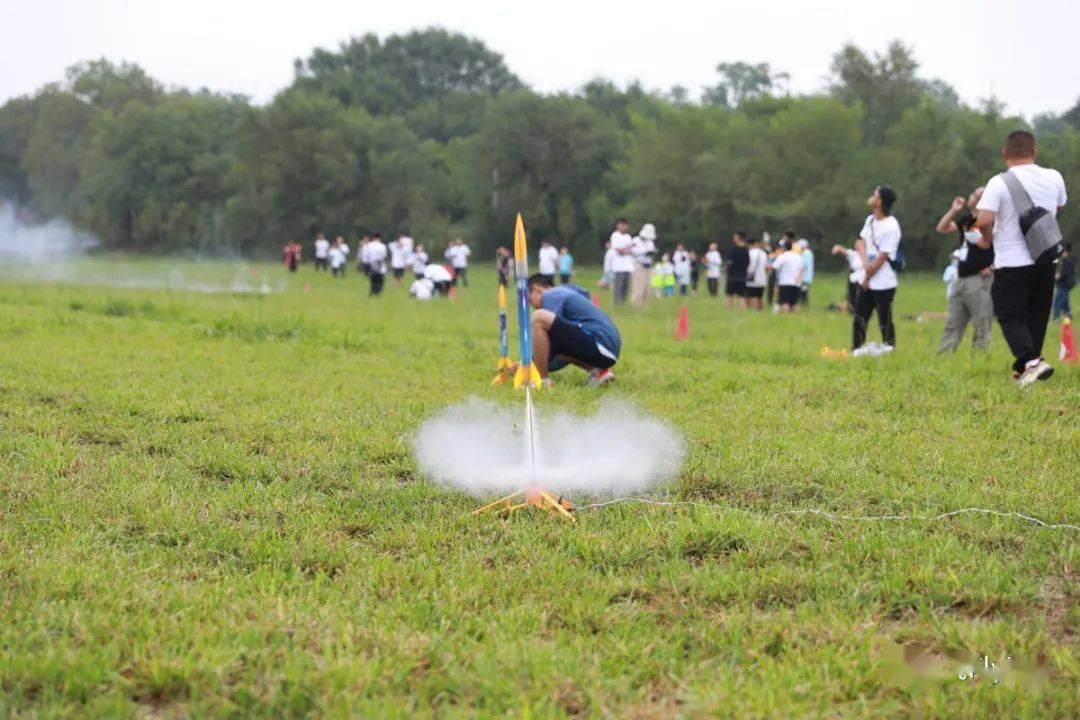 雨后,小力士伞降火箭继续进行,小选手们不顾草地的泥泞,认真地组装着