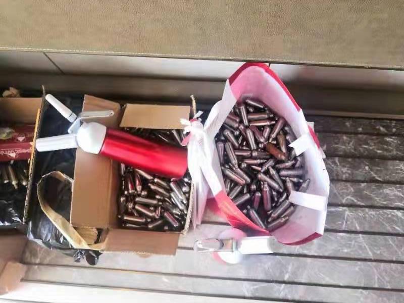 藏匿酒店吸食"笑气",一男子被行政拘留