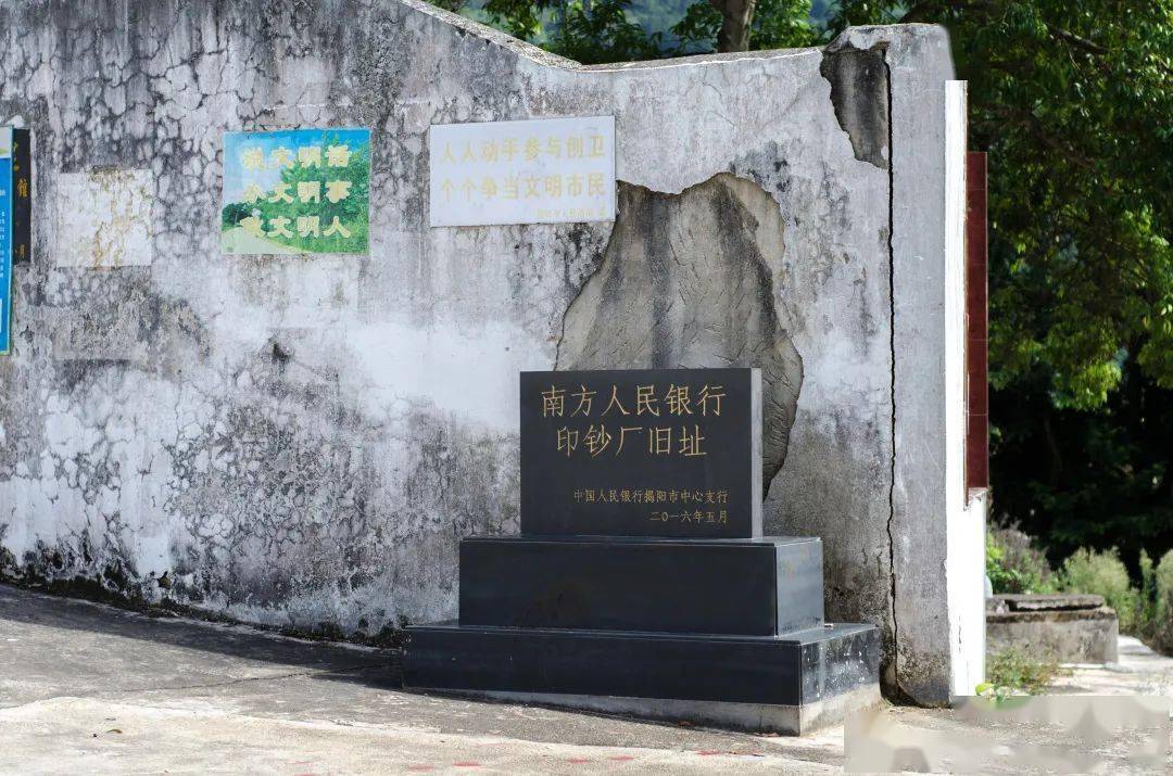 1949年7月,溃败的国民党胡琏兵团从江西窜入广东兴宁,梅县地区,逼近