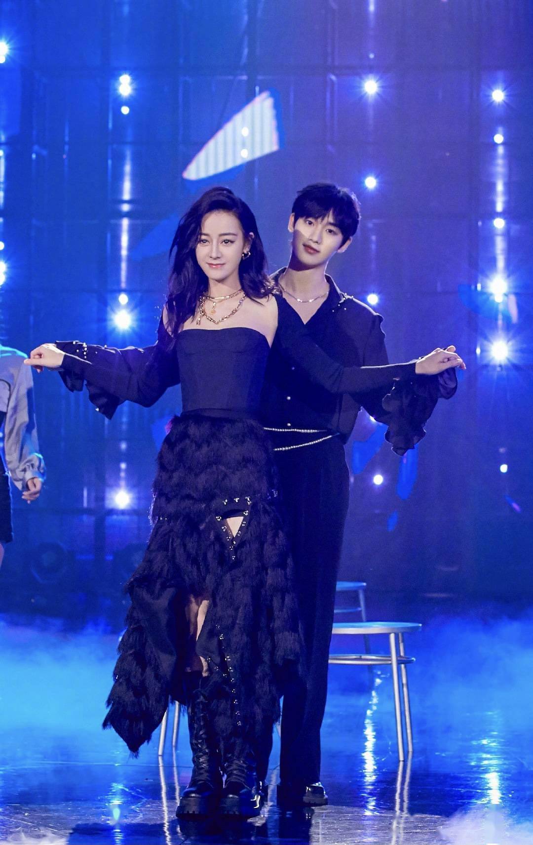 台高|丁程鑫《快本》合跳舞台剧照公开 横看竖看都是心动男友的样子！