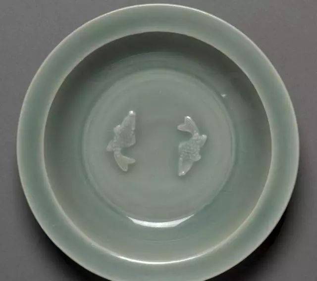 他山之石】双鱼洗为什么会是宋代龙泉窑里最受人喜欢的器型？_搜狐网