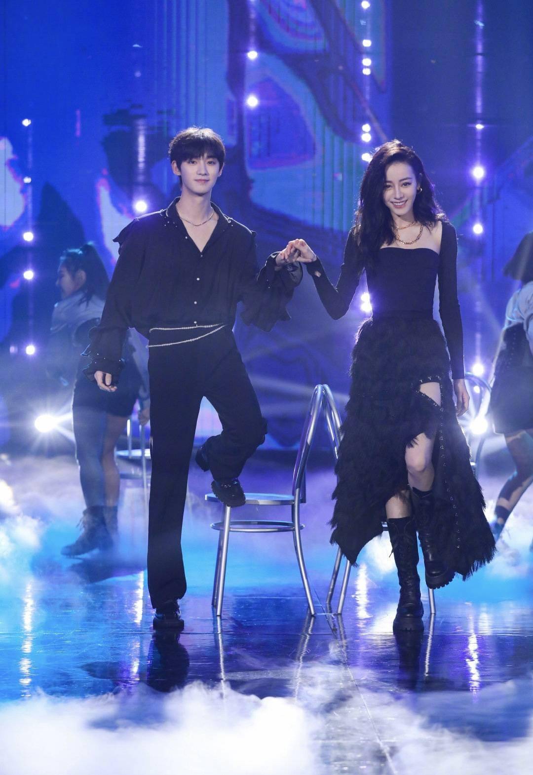 台高|丁程鑫《快本》合跳舞台剧照公开 横看竖看都是心动男友的样子！