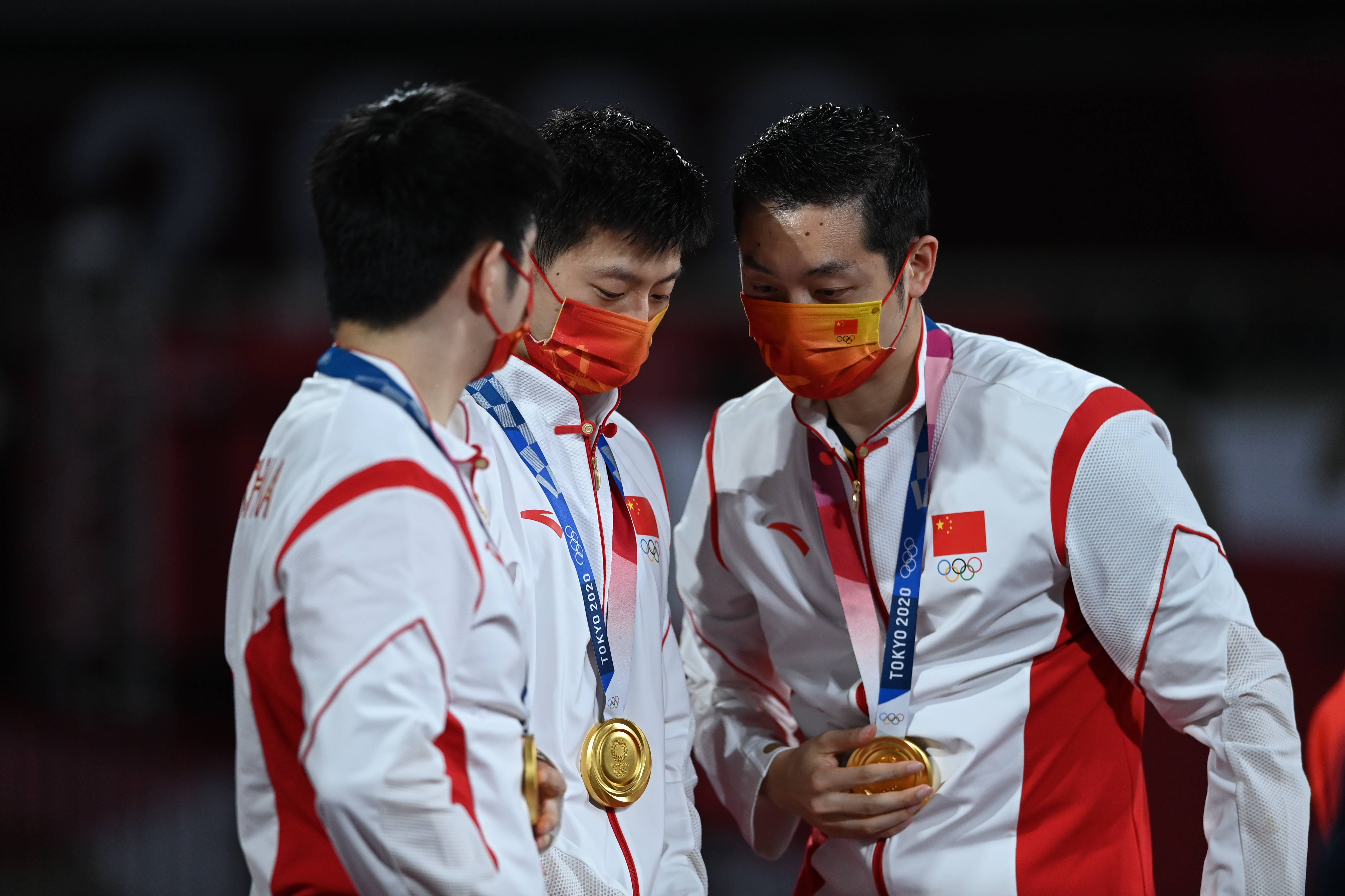 东京,2021年8月6日8月6日,中国队选手马龙(中),许昕(右),樊振东在颁奖