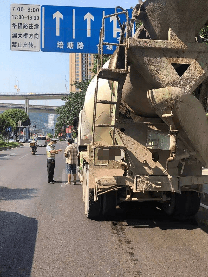 重庆观音桥交巡警在超40℃的高温中维护交通