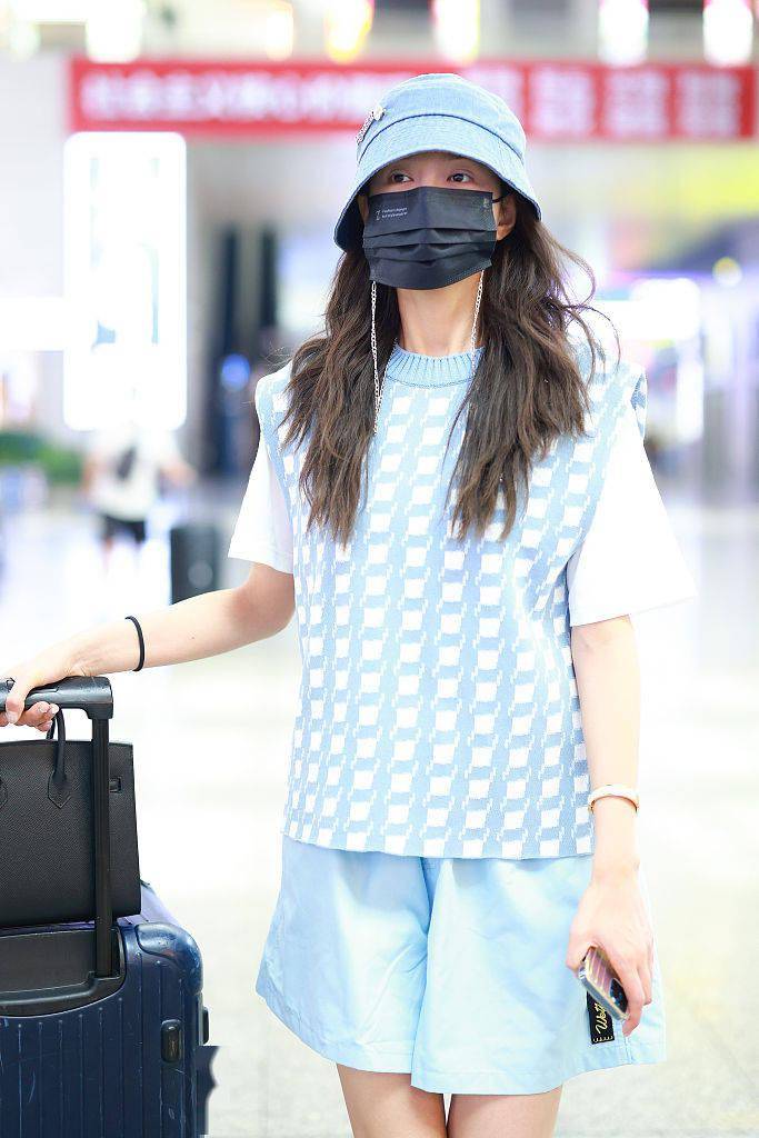 天蓝色|白色短袖T恤叠穿蓝白格纹图案毛衣背心 沈梦辰甜美可人