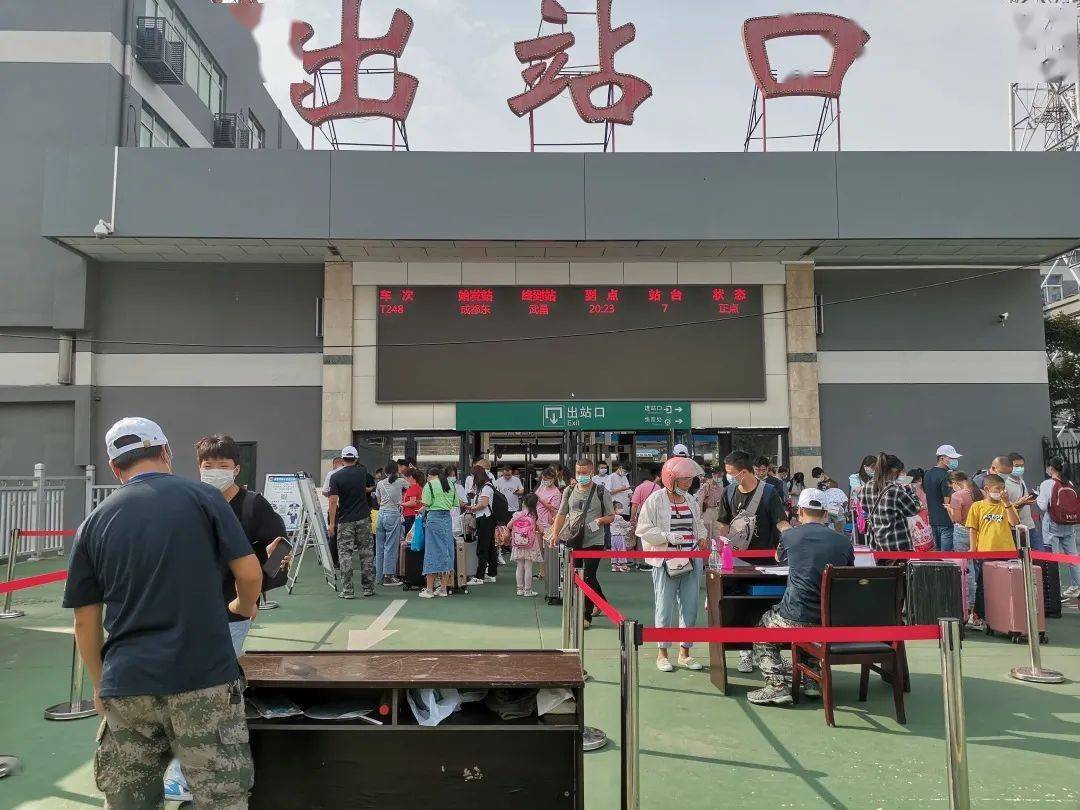8月5日下午16:30,正是安康火车站旅客出站高峰期,旅客们戴着口罩走出