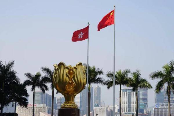 国旗区旗同时升起!