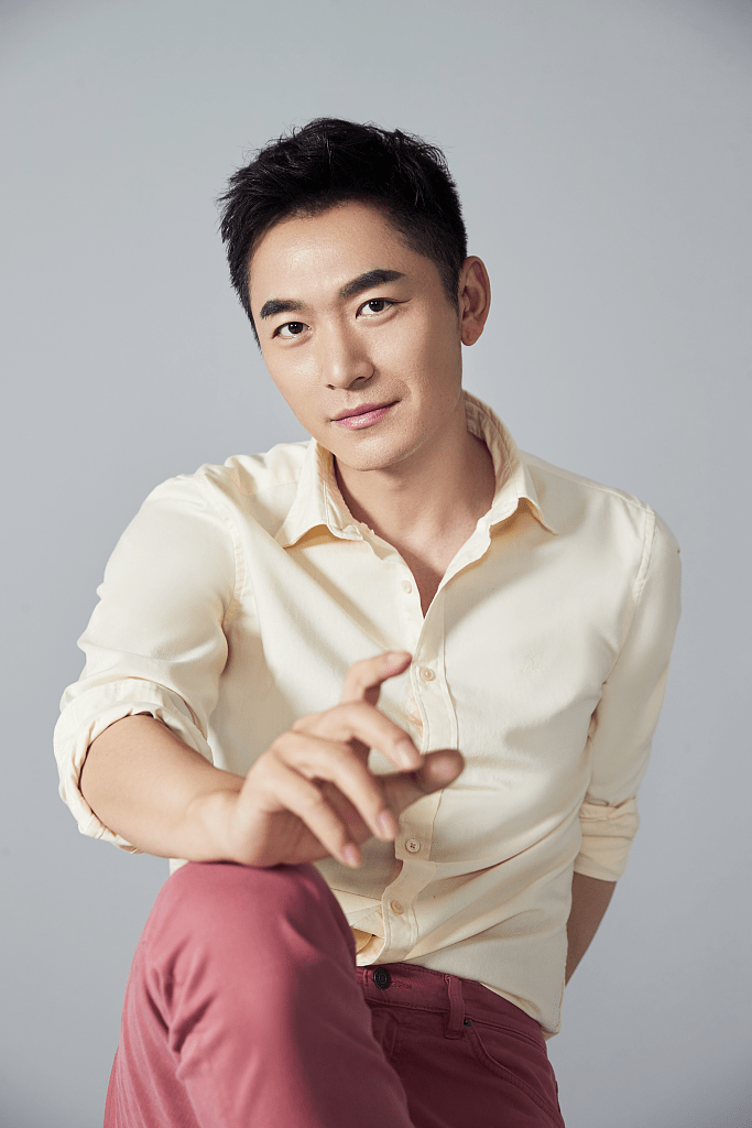 朱泳腾白色look扮温柔绅士 眼眸含笑气质儒雅尽显成熟魅力