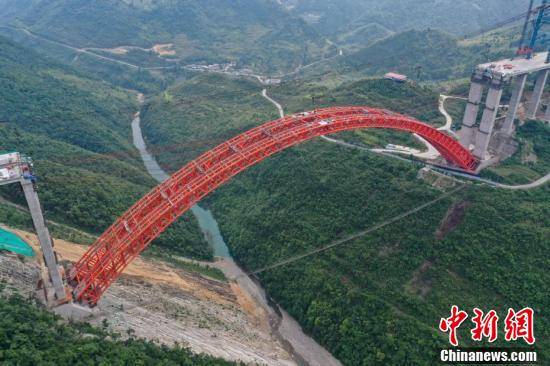 航拍建设中的仁遵高速大发渠特大桥_遵义