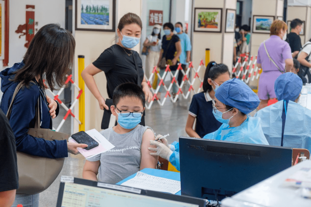 南开区在崇化中学设新冠疫苗临时接种点 加快推进12-14岁人群接种工作