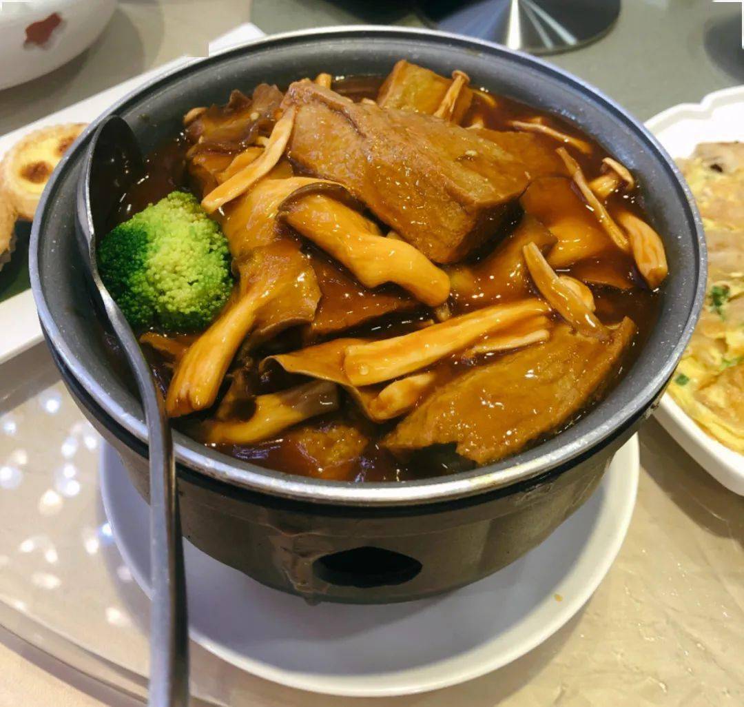 一款款早茶糕点被端上桌由凤庭酒家大厨精心炮制的"顺德发布请你喝