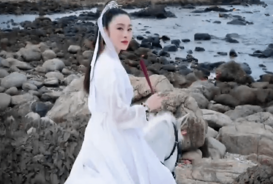 张敏时隔28年再扮赵敏,重现经典回眸场面,53岁身姿仍挺拔!_女神