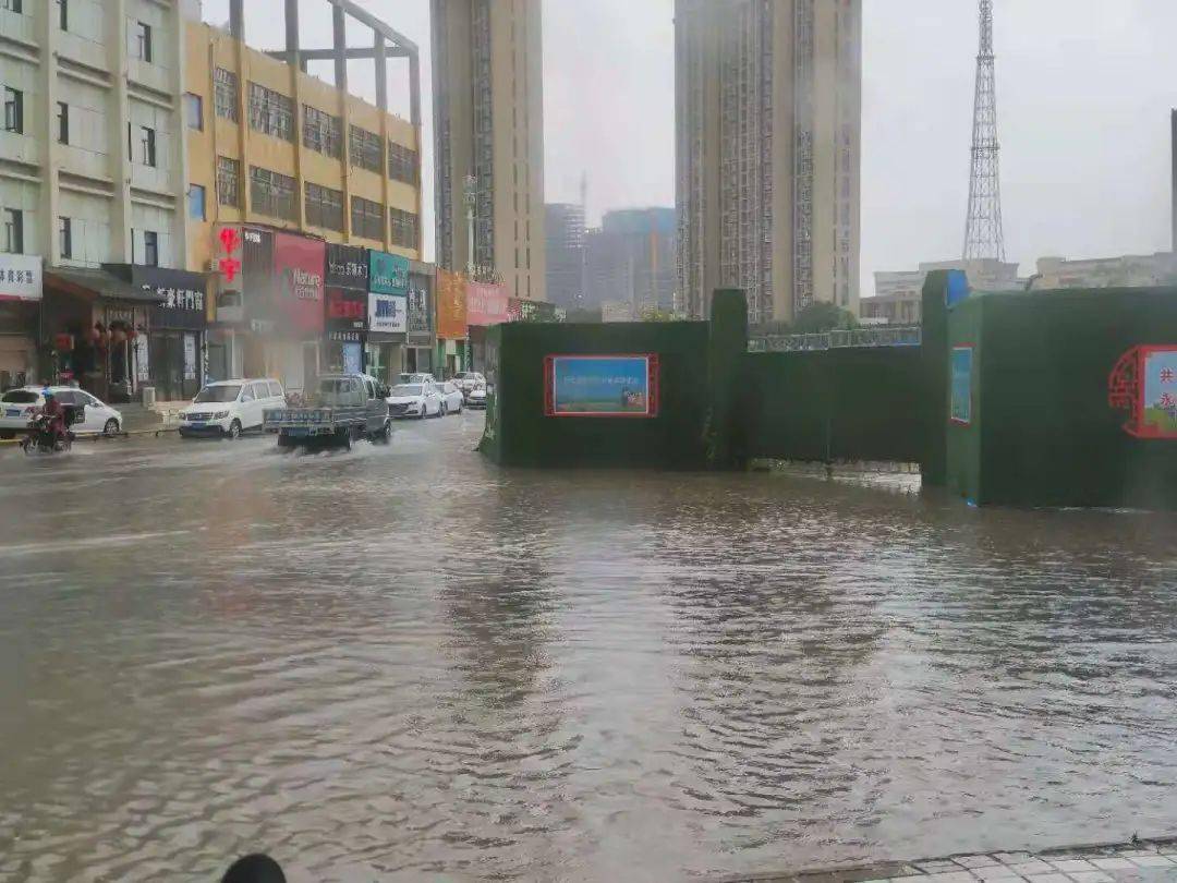 濮阳突降暴雨!城区多条道路积水,未来几天天气.