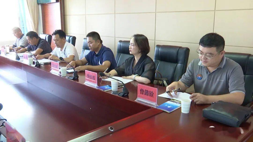 县委常委,副县长王良华主持座谈会.