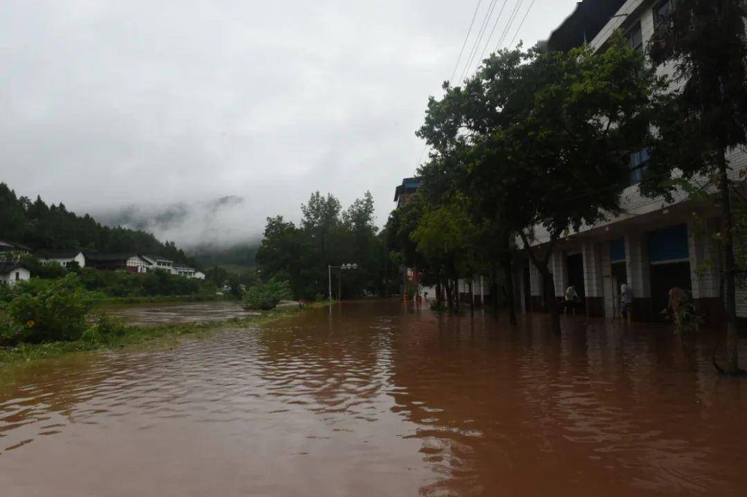 暴雨致平昌多个乡镇受灾 消防紧急转移多名群众_洪水