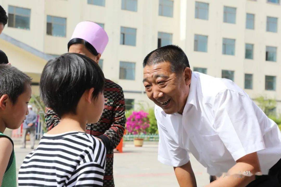 广河县:马信真到县老年养护院和儿童福利院看望慰问老人和儿童