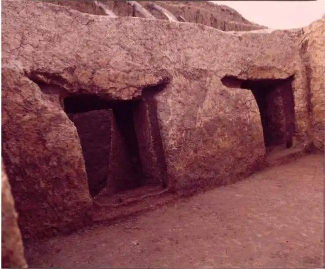 图21 :门板湾房屋遗址之2号房间的落地窗.