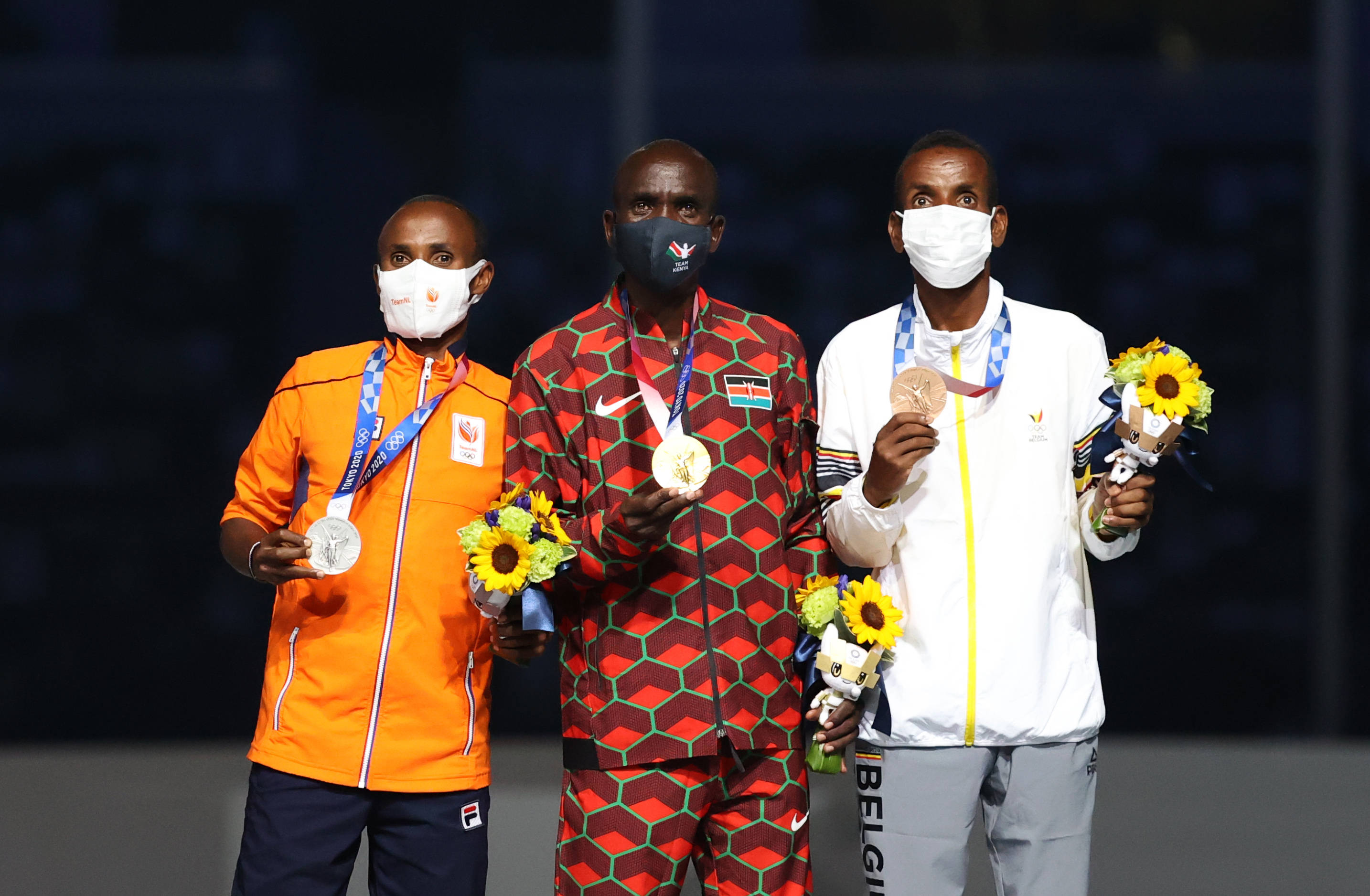 比利时选手阿卜迪在闭幕式举行的颁奖仪式上,他们分获东京奥运会