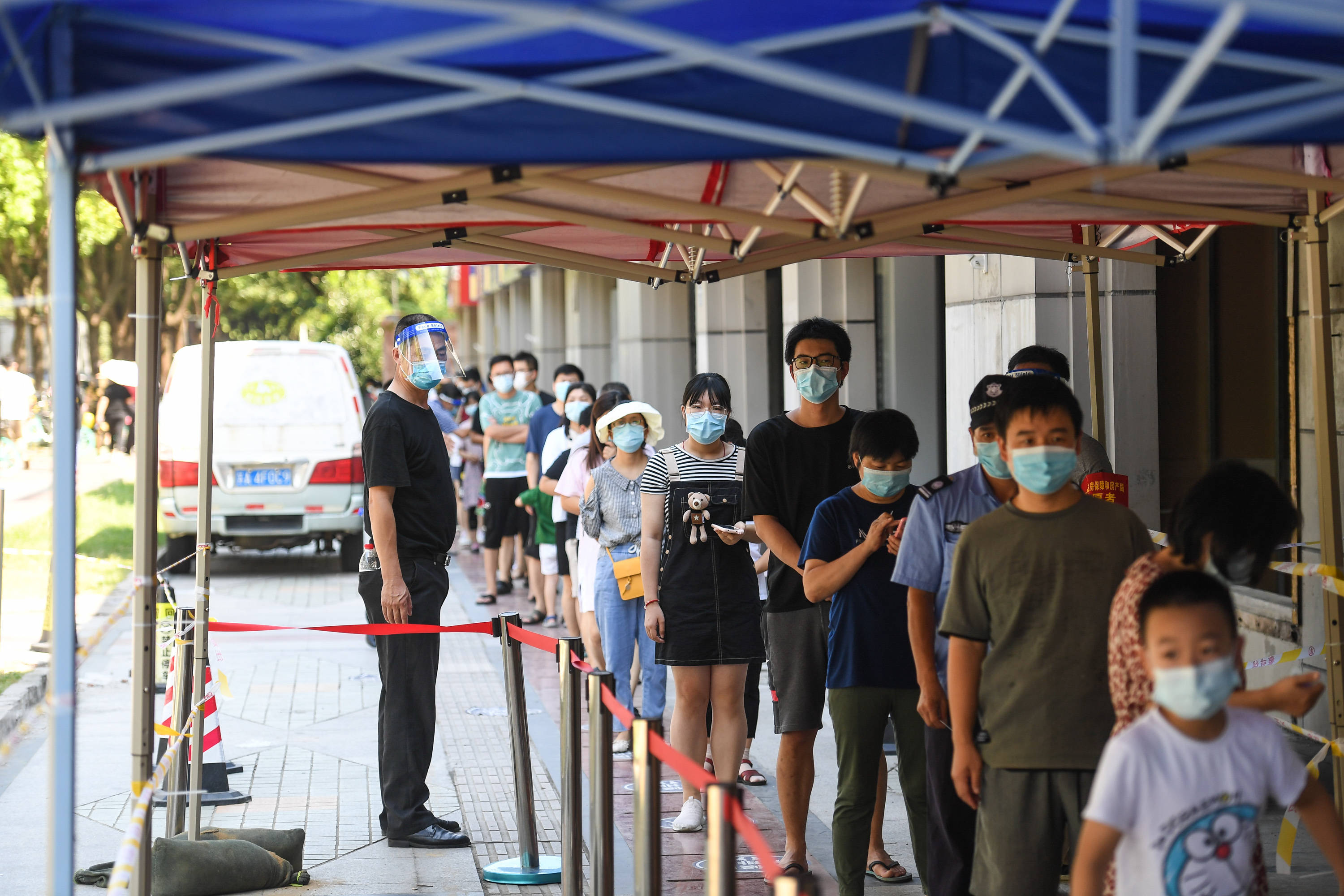 8月8日,居民在南京市江宁区秣陵街道一个检测点排队接受核酸检测取样