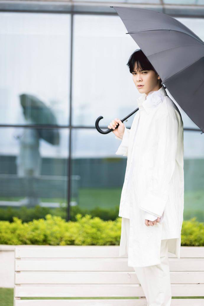尤长靖撑伞漫步氛围感大片曝光白衣小仙子干净纯真十分吸睛 白色