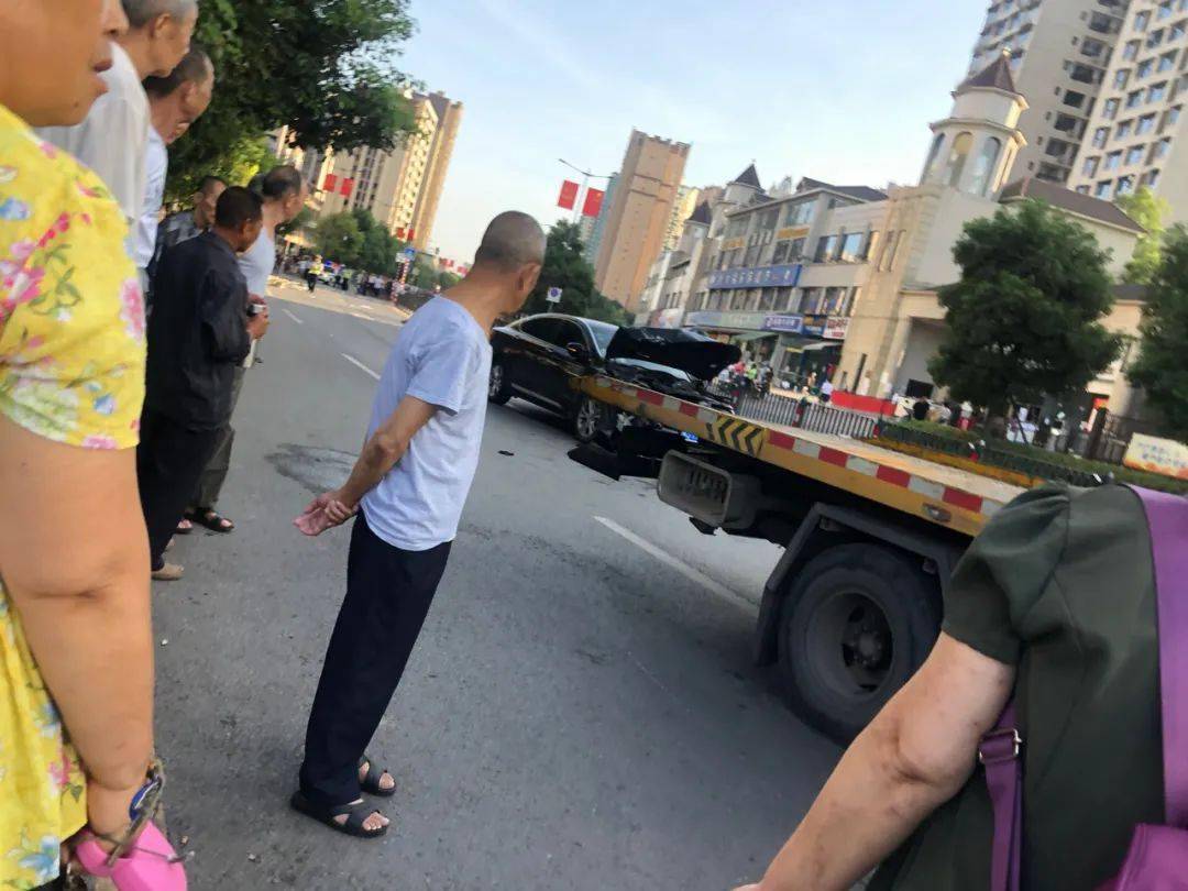 自贡今晨发生一起惨烈车祸!车头凹陷,包子馒头四散.