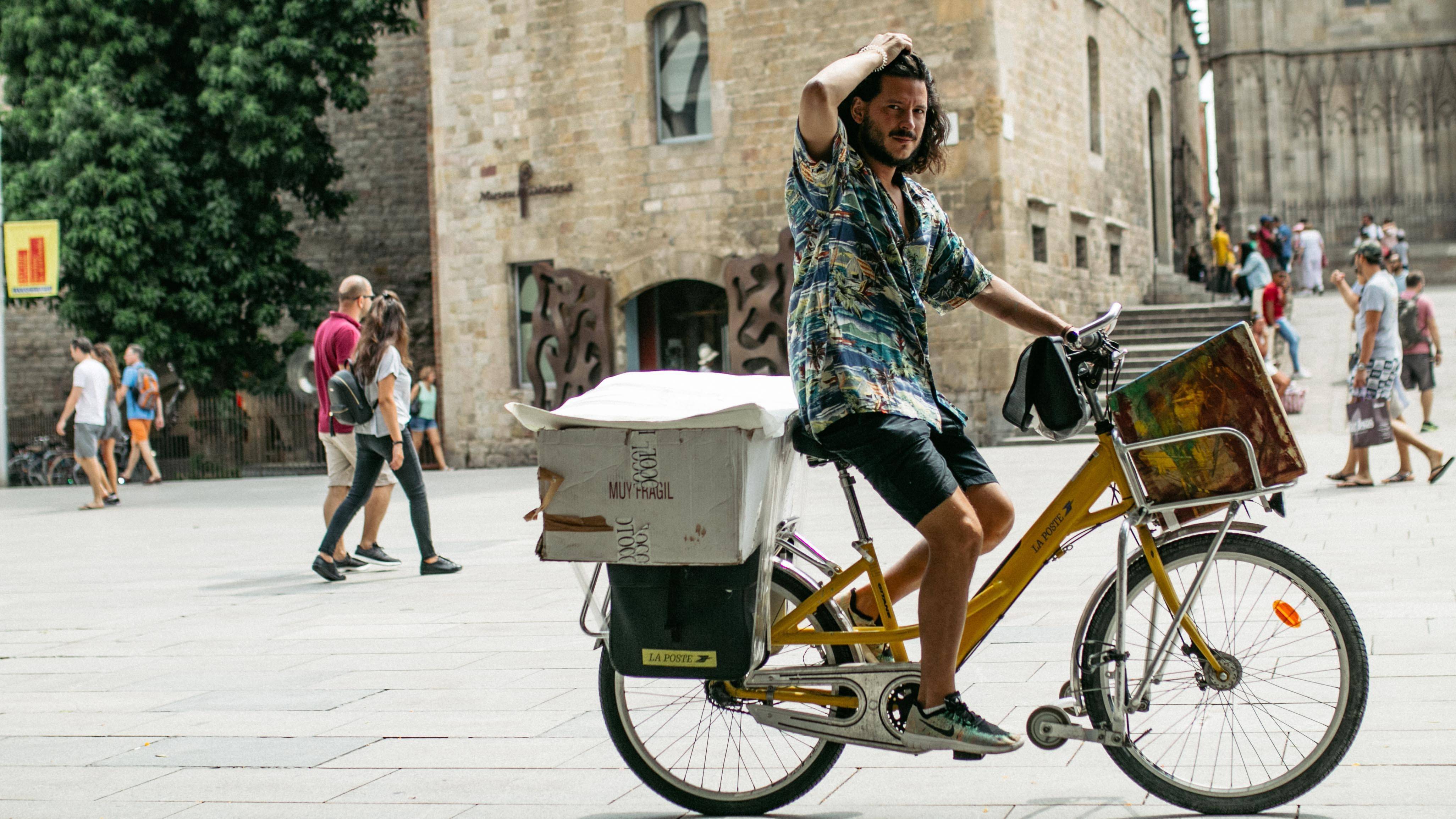 让我再看你一眼这张照片拍摄于巴塞罗那的街头,我当时坐在长椅上休息