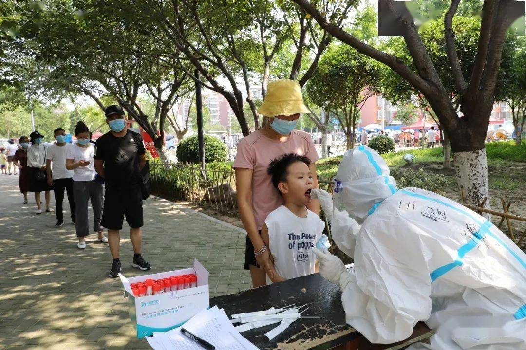 "叔叔阿姨,您10位登记好的人员跟我来,咱们去那边公园树下做核酸检测