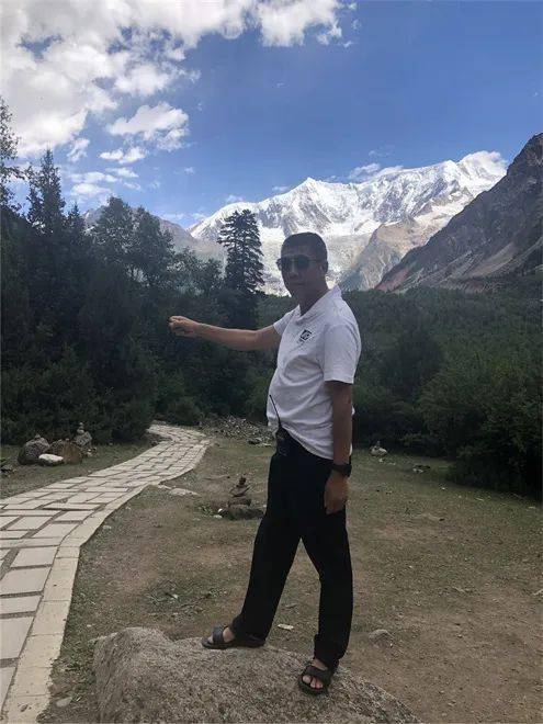 &通麦大桥如梦(贾玲姐姐)欢欢孙天军318国道左起:老检(孙书增),孙小山