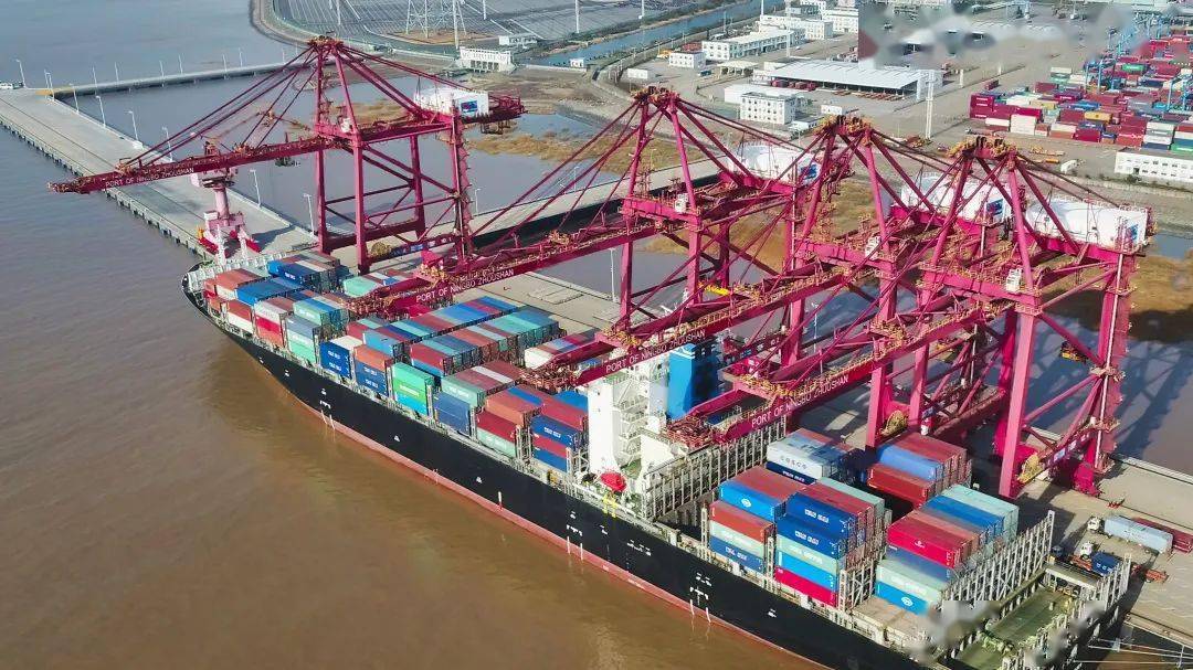 图为载有东海牌沥青的集装箱由宁波北仑港出口海外