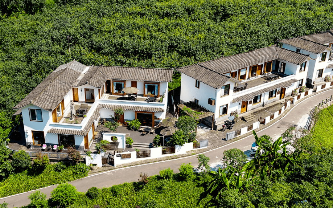 与自然的和谐共处同时融合了当地的文化特色金口河一线天客栈是金口河