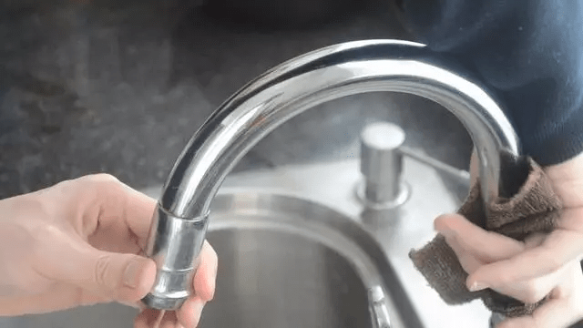 锅盖|用完的牙膏管别扔掉，放在厨房一年能省不少钱，邻居见了纷纷学！