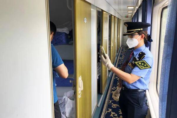 疫情|高铁乘务员为什么“偷拍”乘客？原来是……