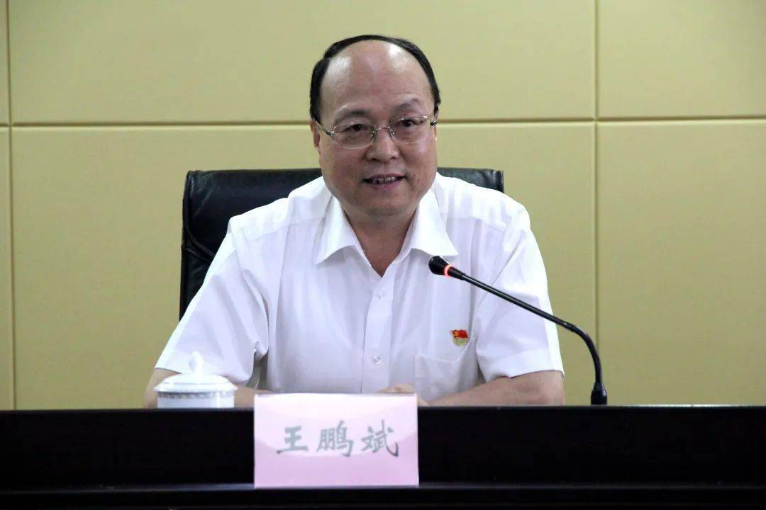 会上,市监狱局党委书记,局长罗长明代表局党委对党员大会的成功召开