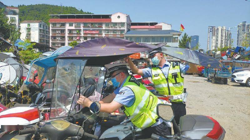 怎样装电动车雨棚视频 7a81821bb04c45fd97c570dc06f43b14.jpeg