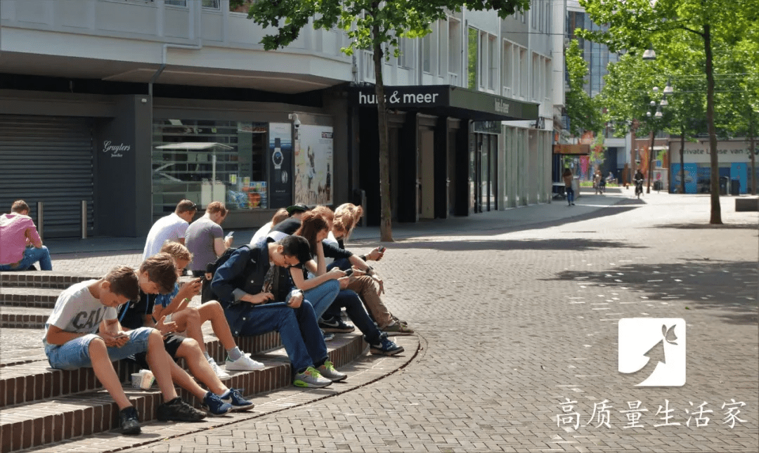 夜间|总喜欢在睡前玩手机的人，用不了多久，这 4 个“痛苦”或许会落你身上！