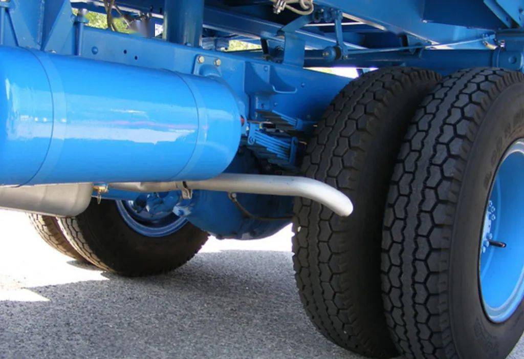 后桥采用两组多片钢板弹簧减震