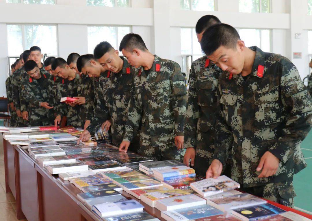 书香进军营文化润兵心