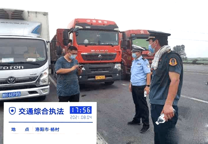 64名执法人员于8月3日下午准时集结到位,分赴国道310顾县镇营房口村与