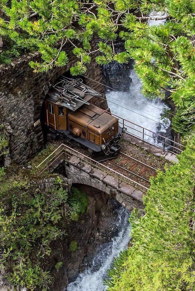 云游四方｜乘坐92年“工龄”的复古机车，穿越崎岖峡谷