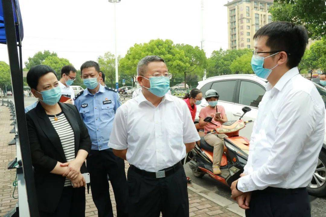 市领导冯仁新施伟华赴千灯镇督查疫情防控工作