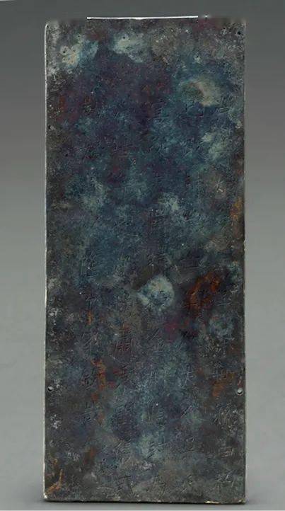 1彭山区特大盗掘倒卖文物案"追缴此银册正面阴刻楷书"口王,尔口氏乃南